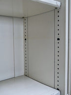 Detailaufnahme des Innenraums mit den massiven originalen Einlegeböden und den seitlichen Lochleisten zur flexiblen Höhenverstellung der Fachböden.