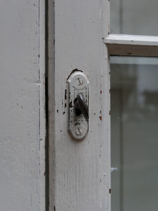 Nahaufnahme des originalen Schlosses mit historischem Schlüsselschild und schöner altersbedingter Patina.