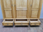 Geöffnete Sockelschubladen des restaurierten Jugendstil-Kleiderschranks. Die drei großzügigen Schubladen bieten zusätzlichen Stauraum und zeigen die hochwertige Verarbeitung.