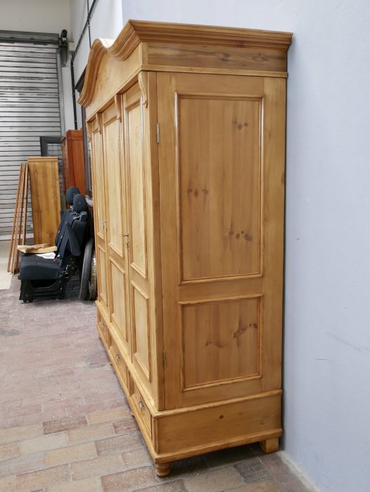 Seitenansicht des restaurierten XXXL Jugendstil-Kleiderschranks. Die Seitenfüllungen, die massive Konstruktion sowie die beeindruckende Tiefe und Höhe des historischen Möbelstücks sind gut erkennbar.