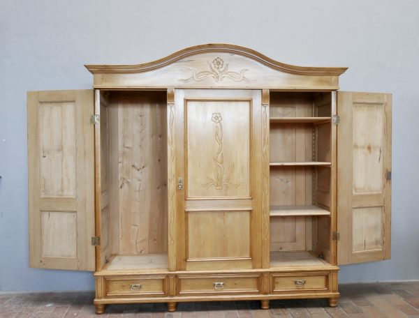 Der vollständig geöffnete XXXL Jugendstil-Kleiderschrank zeigt seine Innenaufteilung mit großer Kleiderstange auf der linken Seite und drei höhenverstellbaren Einlegeböden im rechten Schrankteil. Die 180-Grad-Türen ermöglichen einen vollständigen Zugang.