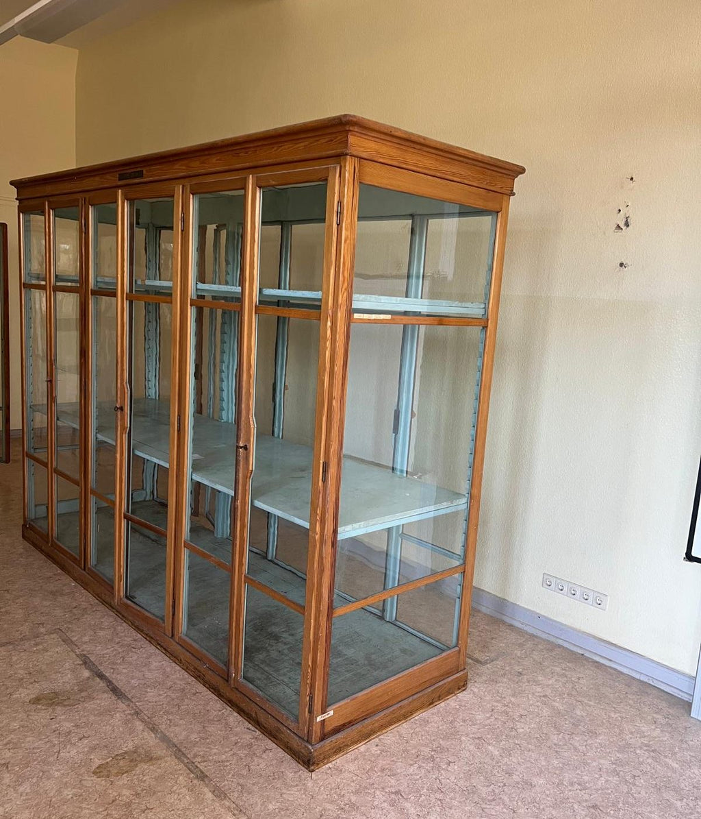 Original XXXL Lehrmittelschrank von Max Kohl Chemnitz aus der Zeit um 1900–1920. Große beidseitig verglaste Vitrine mit massiver Holzkonstruktion, zwölf Türen und großzügigem Stauraum für Lehrmittel, Sammlungen oder Warenpräsentation.