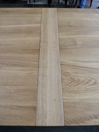 Detailansicht der zweiteiligen Tischplatte aus massiver Eiche. Die sauber gearbeitete Fuge zwischen den beiden Platten zeigt die originale Konstruktion sowie die schöne natürliche Holzmaserung der geölten Oberfläche.
